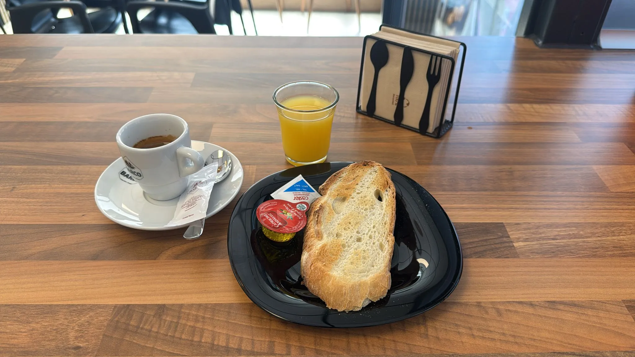 Desayuno completo con café y croissant