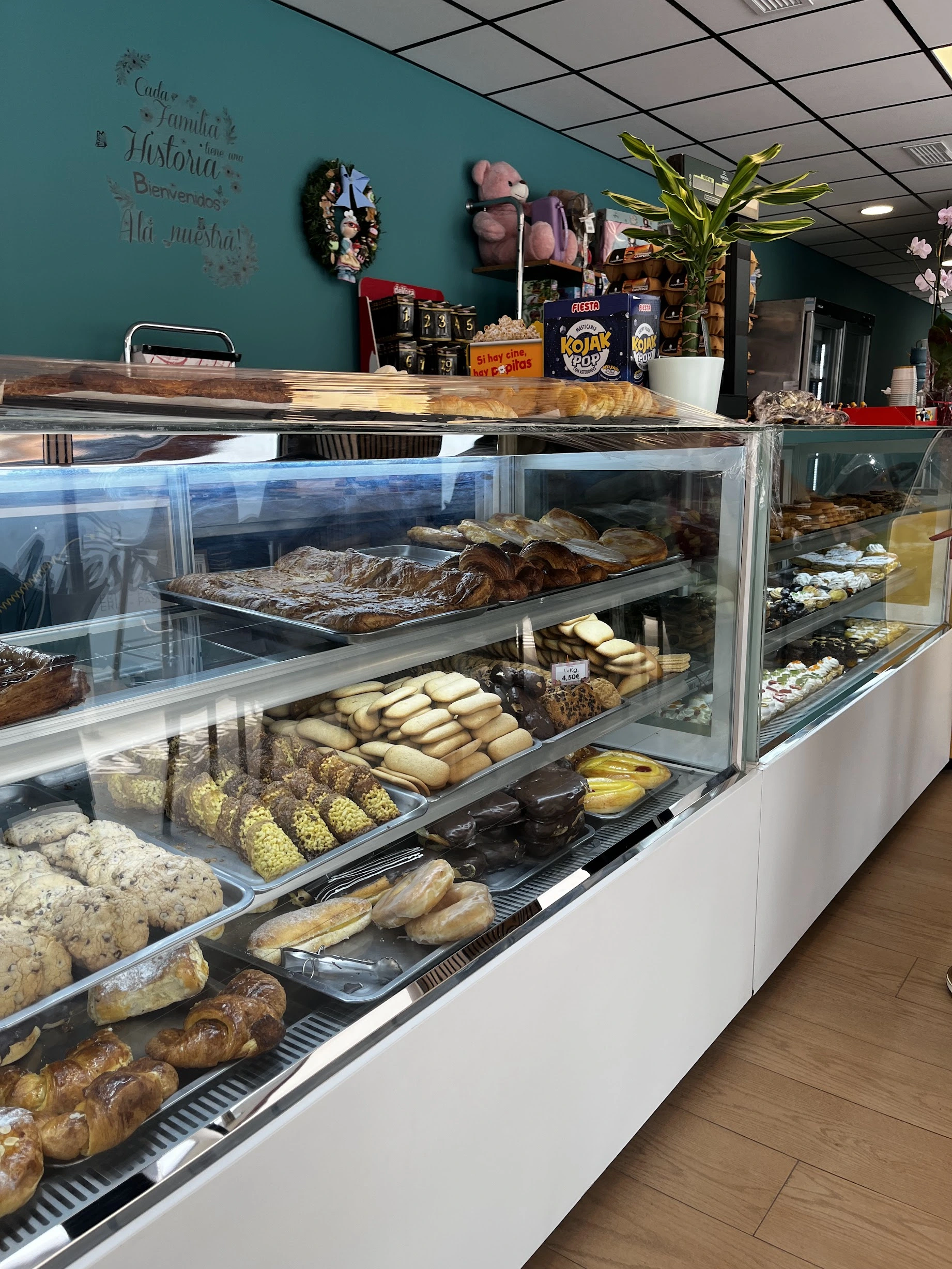 Mostrador con tartas y postres variados