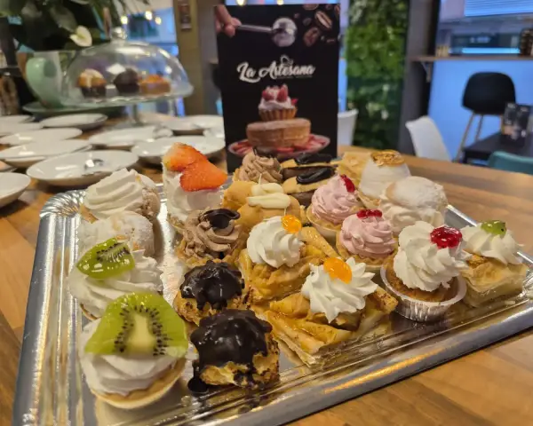 Bandeja de mini pastelitos con nata y fruta, en La Artesana, Parla
