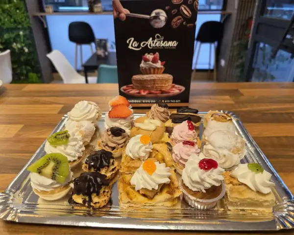 Bandeja de mini pastelitos surtidos de frutas y nata, en La Artesana, Parla