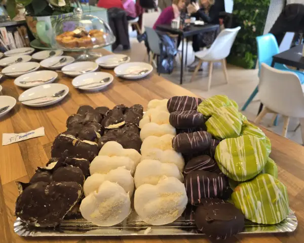 Bandeja de palmeras surtidas de chocolate y pistacho, en La Artesana, Parla
