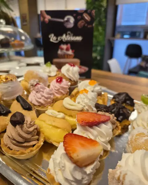 Bandeja de pastelitos de nata, fresa y chocolate, en La Artesana, Parla