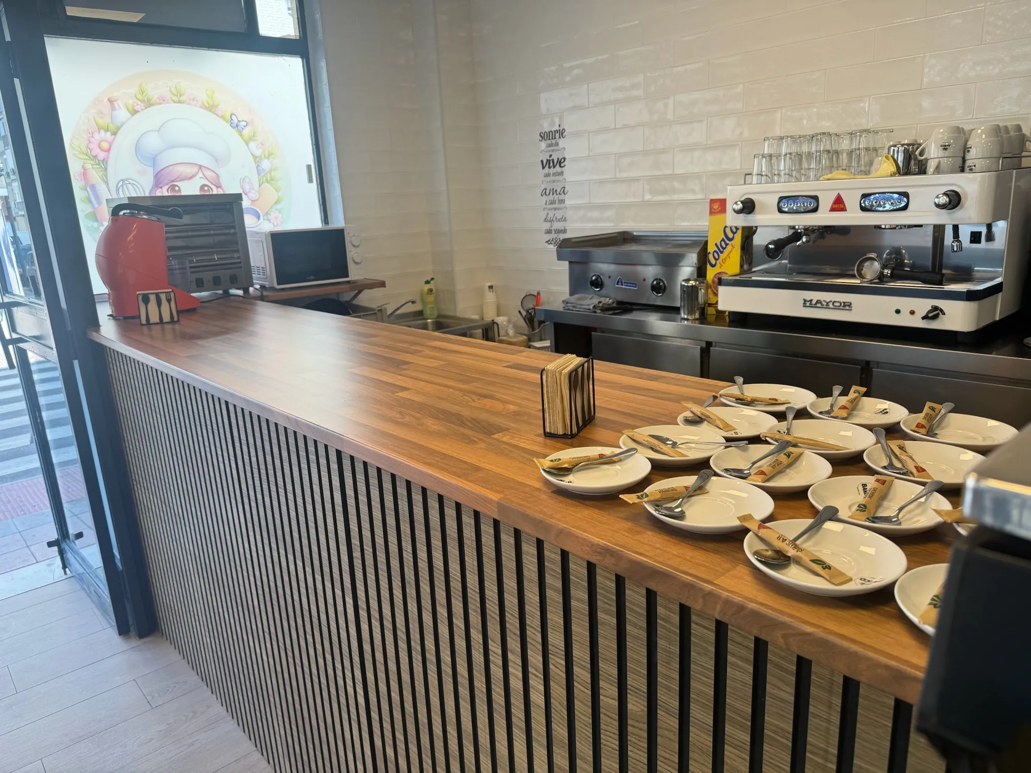 Barra de madera y zona de cafetería de La Artesana
