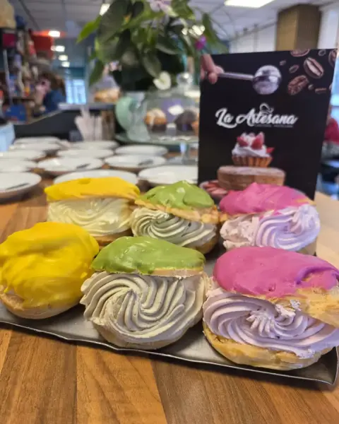 Bocaditos de nata de colores surtidos, en La Artesana, Parla