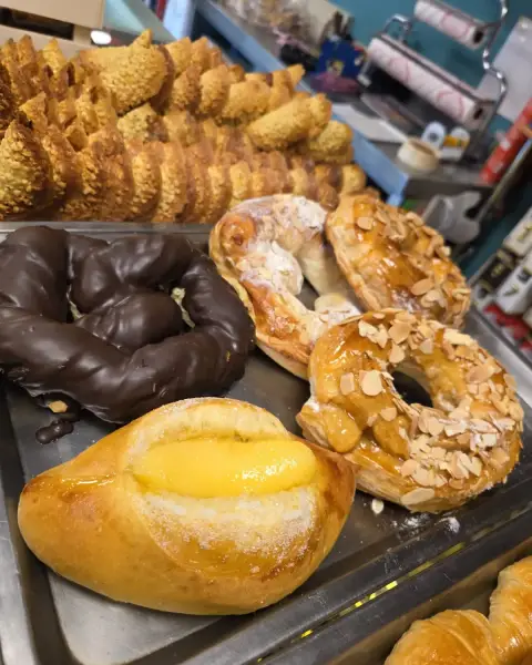 Bollos de crema, roscones de almendra y palmera, en La Artesana, Parla