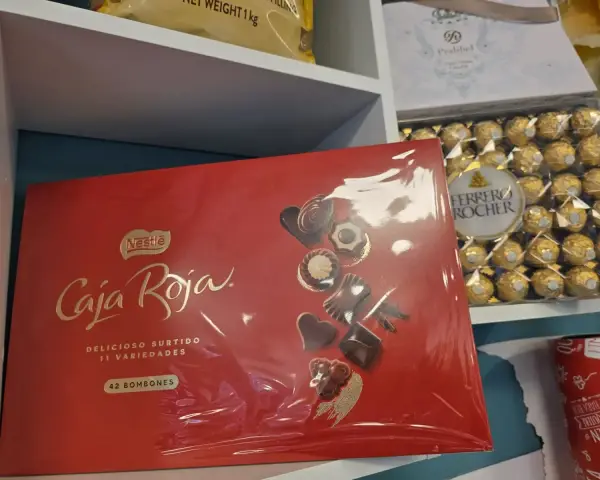Caja de bombones y Ferrero Rocher para regalo, en La Artesana, Parla