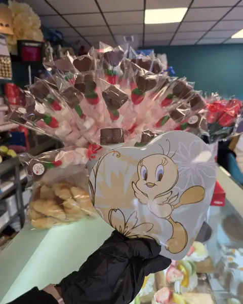 Brochetas de chuches y caja corazón de Piolín para regalo, en La Artesana, Parla