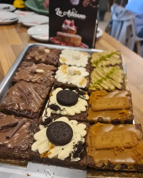 Bandeja de brownies con Oreo, Lotus y pistacho, en La Artesana, Parla