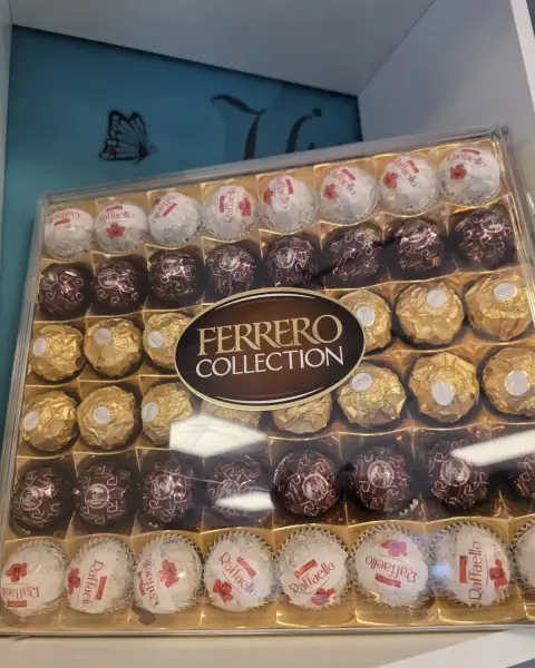 Caja de bombones Ferrero Collection para regalo, en La Artesana, Parla