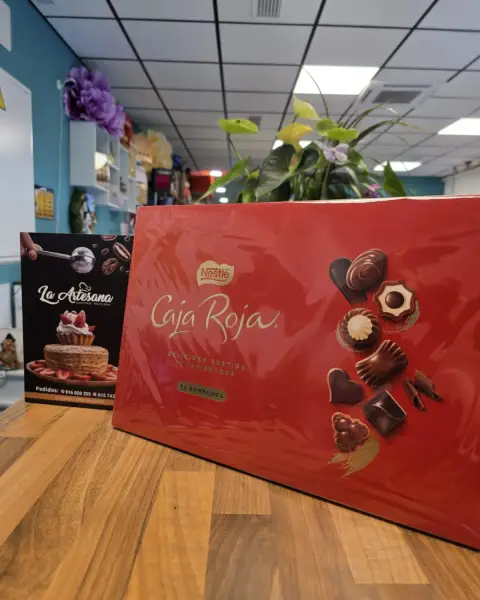 Caja roja de bombones Nestlé para regalo, en La Artesana, Parla