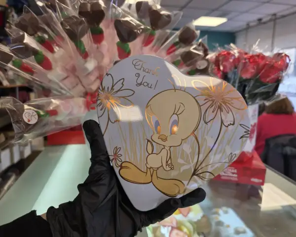 Caja en forma de corazon y brochetas dulces de regalo, en La Artesana, Parla