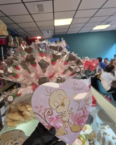 Caja de corazón y brochetas de nubes con chocolate, en La Artesana, Parla