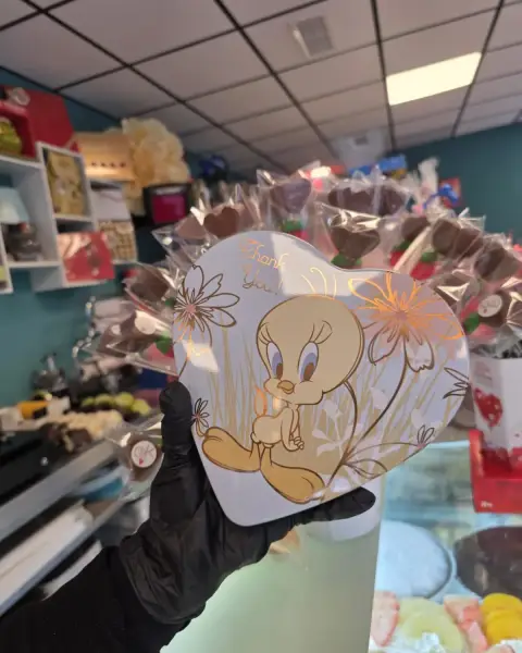 Caja corazón de Piolín y brochetas de chocolate, en La Artesana, Parla