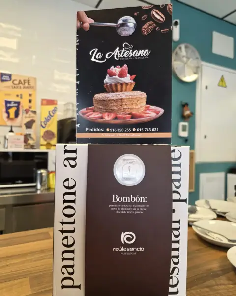 Caja de panettone Bombón junto a carta, en La Artesana, Parla