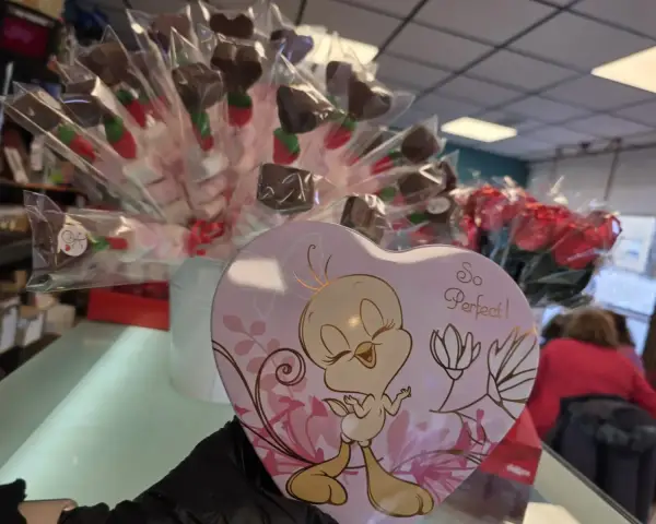 Caja corazón de Piolín con brochetas dulces, en La Artesana, Parla