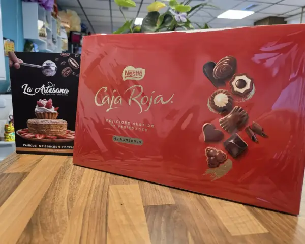 Caja roja de bombones surtidos para regalo, en La Artesana, Parla