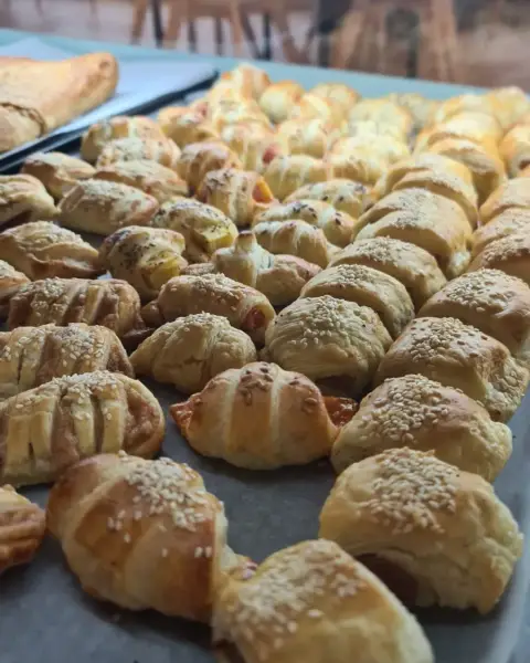 Cajas de bombones en forma de corazón y ramos dulces, en La Artesana, Parla