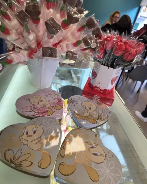 Cajas de corazón y ramos de chuches con chocolate, en La Artesana, Parla
