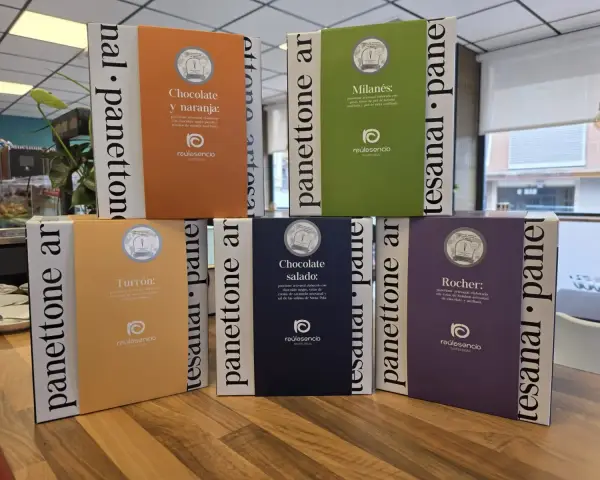 Cajas de panettone artesano de cinco sabores, en La Artesana, Parla