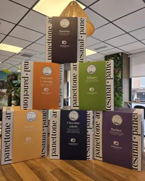 Cajas de panettone artesano de sabores, en La Artesana, Parla