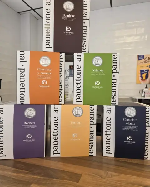 Pirámide de cajas de panettone artesano de sabores, en La Artesana, Parla