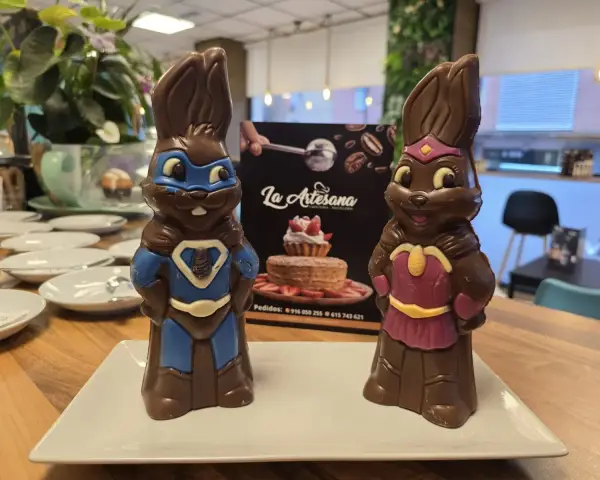 Conejos de chocolate disfrazados de superhéroes, en La Artesana, Parla