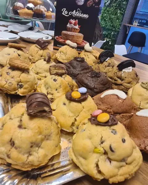 Cookies artesanales decoradas con chocolate en bandeja, en La Artesana, Parla