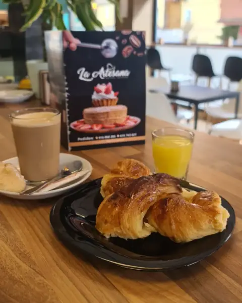 Desayuno con cruasán, café con leche y zumo, en La Artesana, Parla