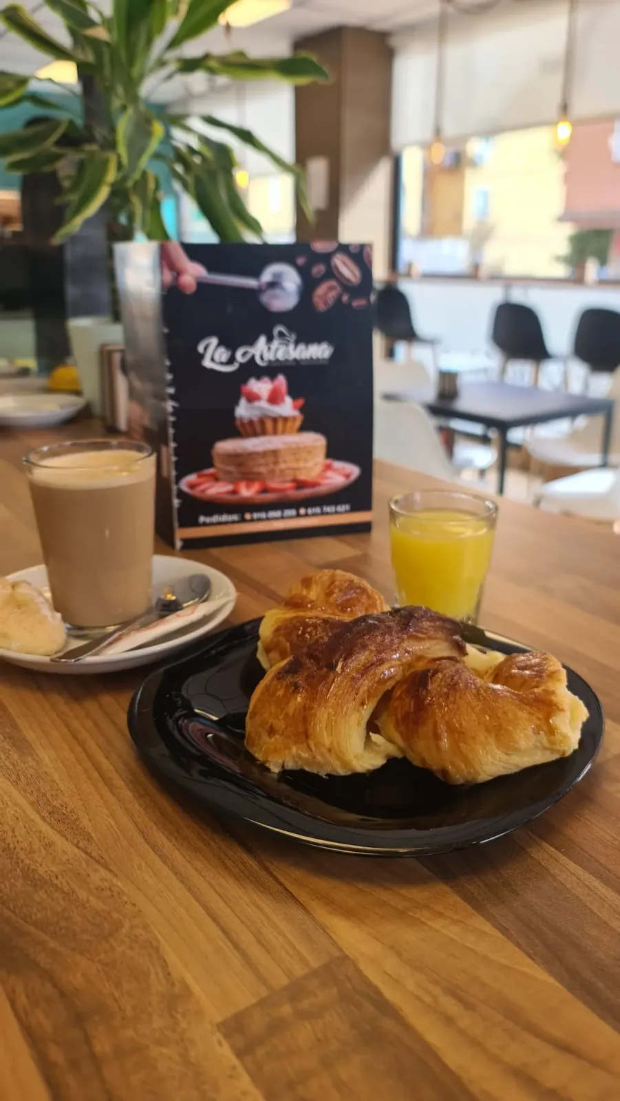 Desayuno con cruasán, café con leche y zumo