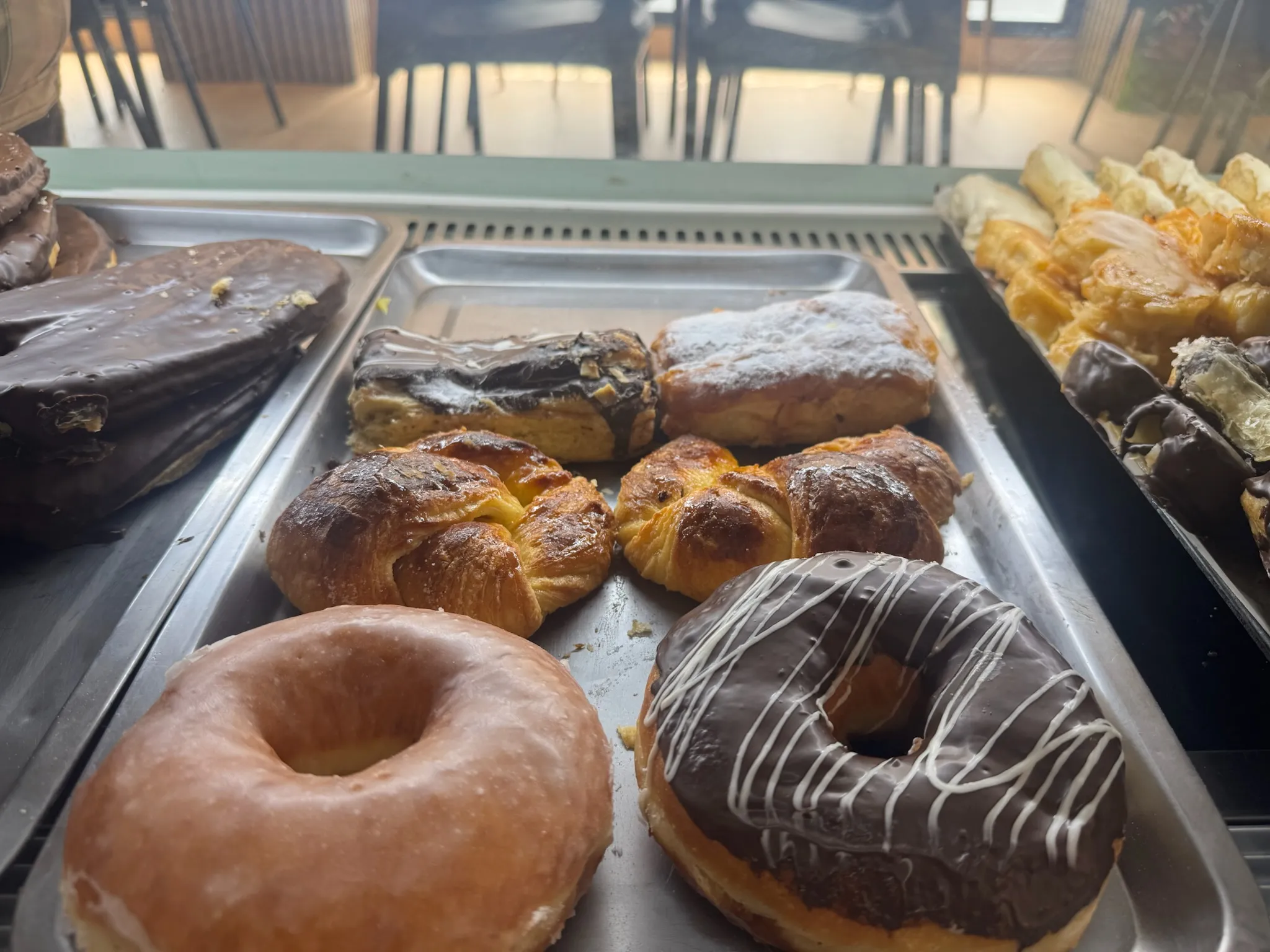 Bandeja con donuts y bollería variada