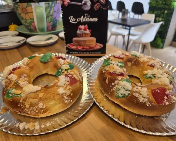 Dos roscones de Reyes pequeños en mesa de cafetería, en La Artesana, Parla