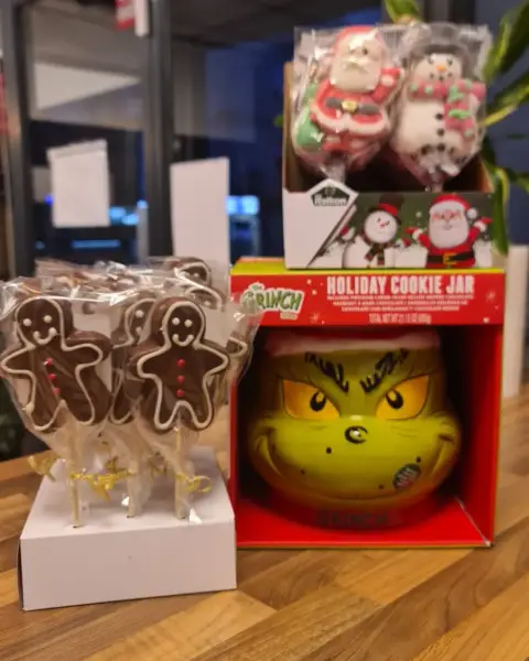 Dulces navideños y taza del Grinch para regalo, en La Artesana, Parla