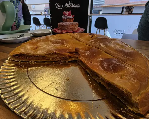 Empanada gallega rellena servida en mesa, en La Artesana, Parla