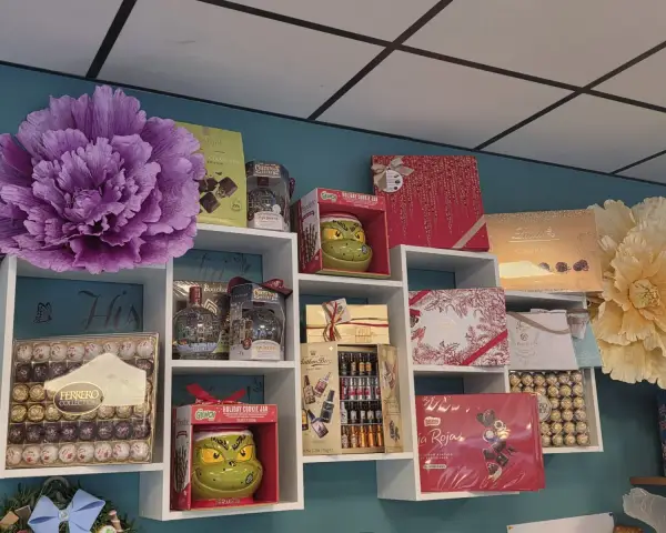 Estantería con cajas de bombones para regalo, en La Artesana, Parla