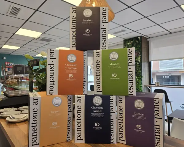 Expositor de cajas de panettone artesano en el local, en La Artesana, Parla