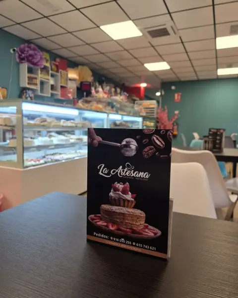 Expositor con carta sobre mesa de cafetería, en La Artesana, Parla