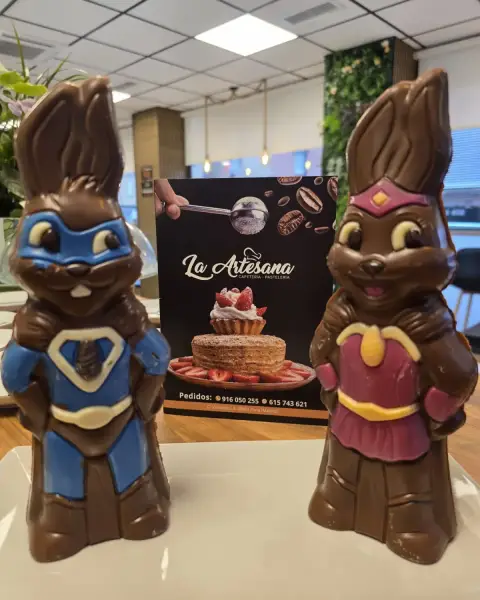 Figuras de chocolate con conejos superhéroes, en La Artesana, Parla