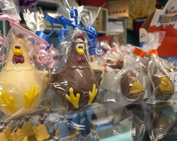 Figuras de chocolate con forma de gallina para regalo, en La Artesana, Parla