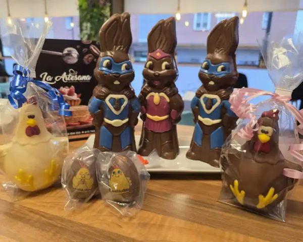 Figuras de chocolate de Pascua para regalo, en La Artesana, Parla