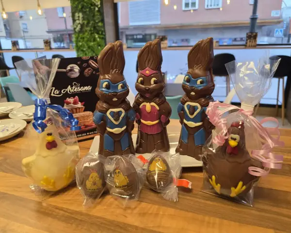 Figuras de Pascua: superconejos y gallinas de chocolate, en La Artesana, Parla