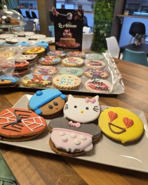 Galletas artesanales decoradas con dibujos y mensajes, en La Artesana, Parla
