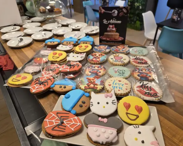 Galletas decoradas infantiles de colores variados, en La Artesana, Parla