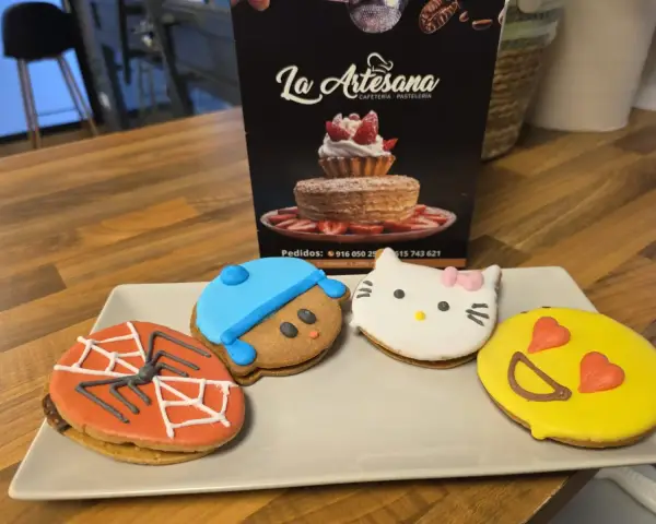 Galletas decoradas infantiles con Hello Kitty, en La Artesana, Parla