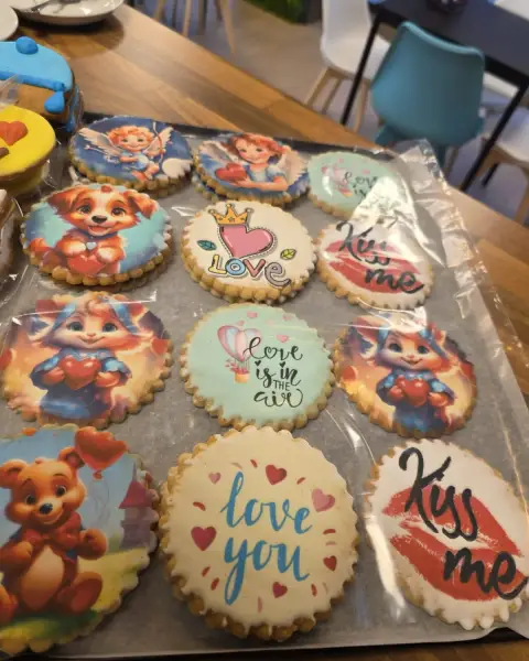 Galletas decoradas de San Valentín con mensajes, en La Artesana, Parla
