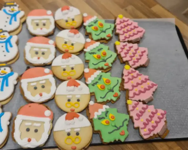 Galletas navideñas decoradas de Papá Noel, en La Artesana, Parla