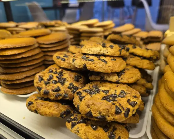 Galletas con pepitas de chocolate en vitrina, en La Artesana, Parla