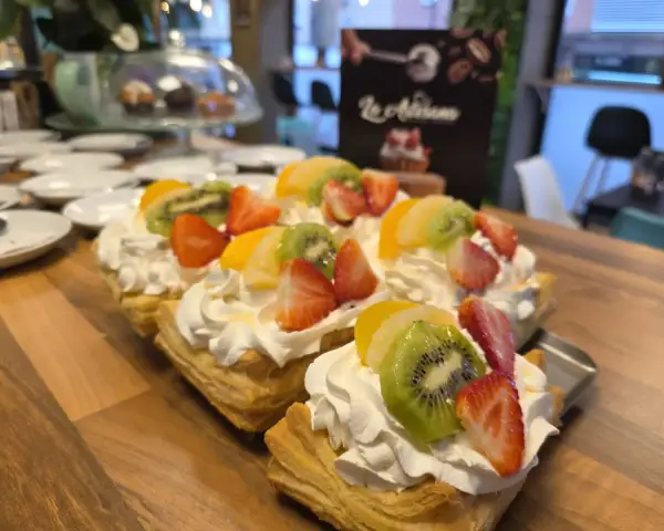 Hojaldres con nata, fresa y kiwi, en La Artesana, Parla
