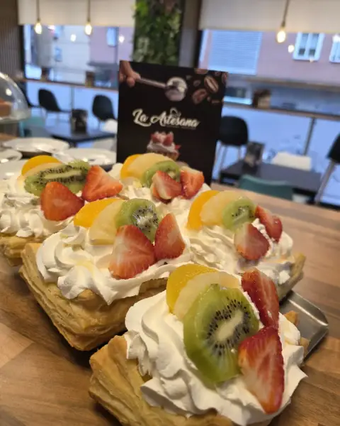 Hojaldres con nata, fresas, kiwi y piña, en La Artesana, Parla