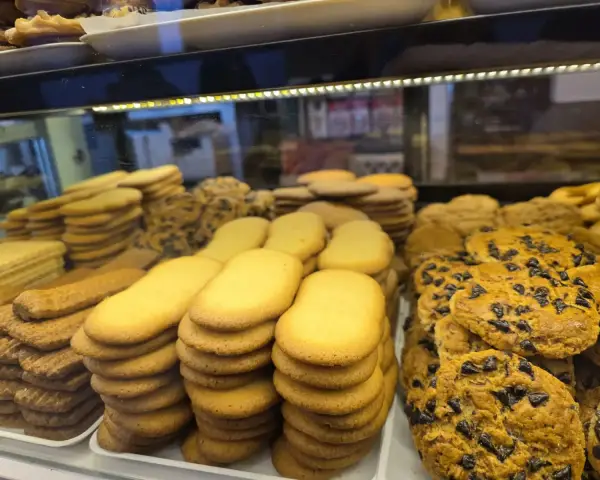 Lenguas de mantequilla y cookies de pepitas en vitrina, en La Artesana, Parla