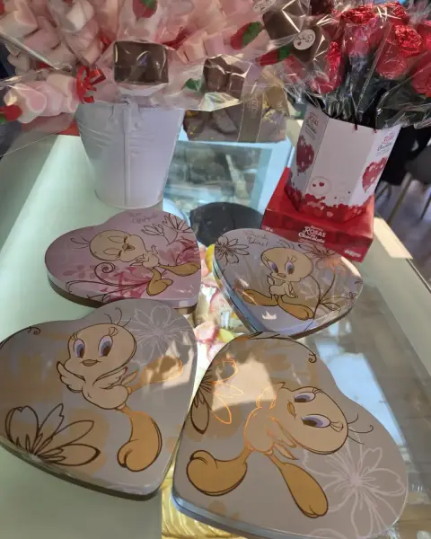 Magdalenas caseras y pastelito de chocolate servidos en mesa, en La Artesana, Parla